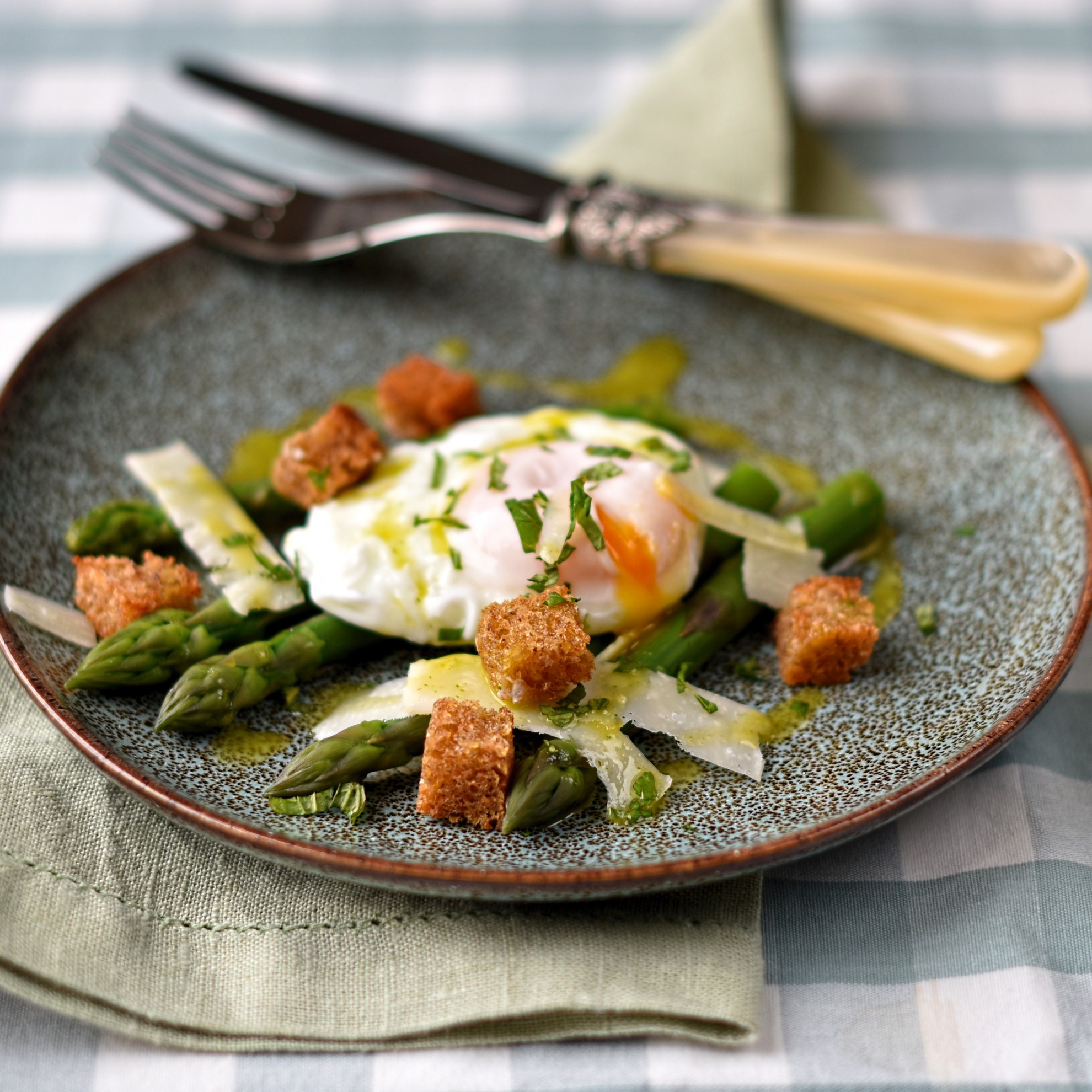 asparagus with poached egg, mint and Parmesan 